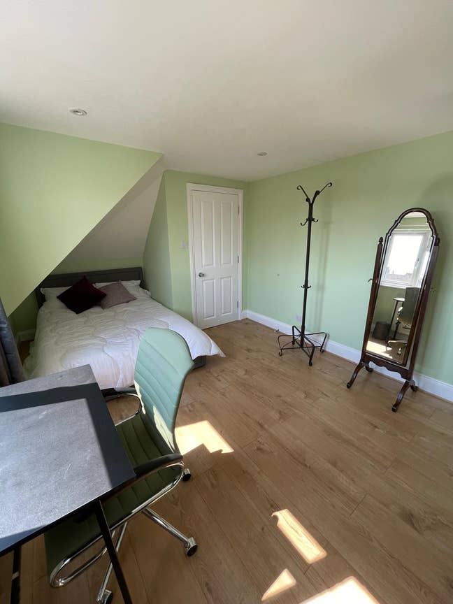 Good sized, very clean and bright double bed  Main Photo