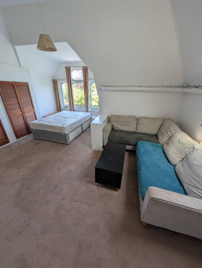 SM12BH - large double room available 750pm Main Photo