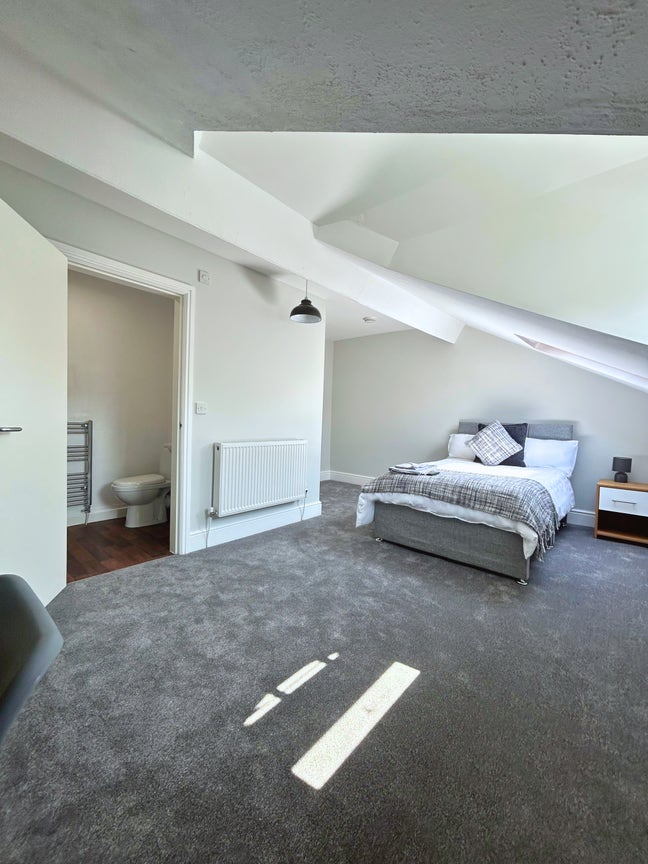 En-Suite Contractor Accommodation - Available now! Main Photo
