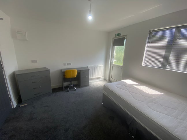 En-Suite Rm5, Orton, PE2-Bus route to Lynchwood Main Photo
