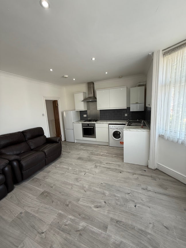  Spacious 2 Bedroom Flat Available in N9 Main Photo