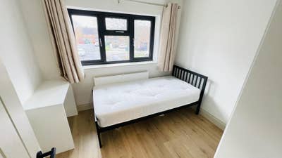 High End HMO room near Heathrow Airport Main Photo