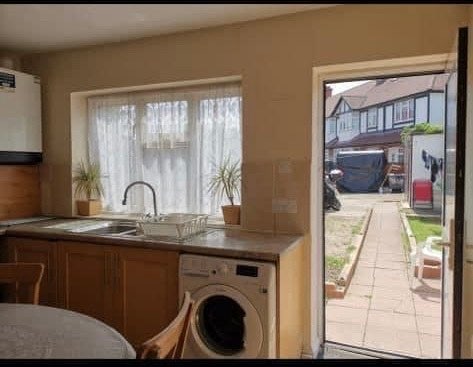 Nice Double room available, zone 3 Main Photo