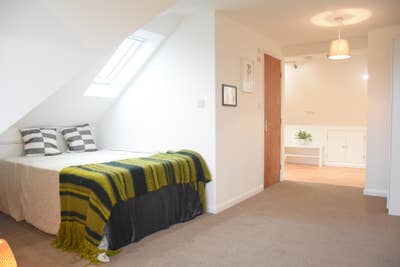 ** Extra Large Ensuite - Willesden Green ** Main Photo