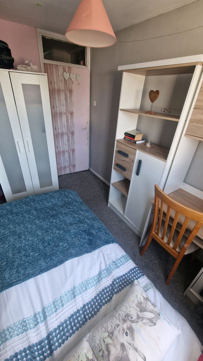 Spare room in family home Main Photo