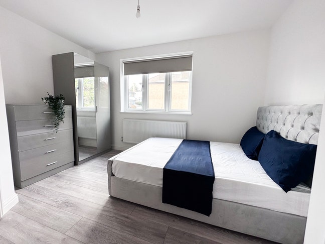 Double Ensuite Clean Modern Flat Next to a Park  Main Photo