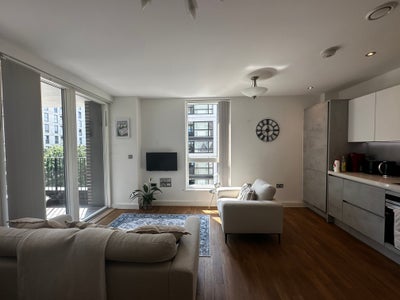 Double bedroom and bathroom in flat with balcony! Main Photo