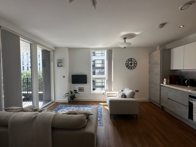 Double bedroom and bathroom in flat with balcony! Main Photo