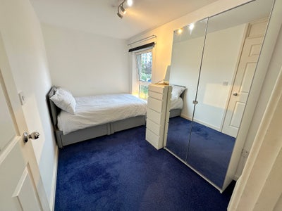 Small Double ENSUITE in Great Flat by Canary Wharf Main Photo
