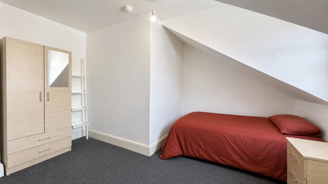 FREE - Double Room Universal Credit Required  Main Photo