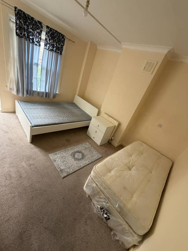 3 Bedrooms near Station-Bills Included-Furnished Main Photo