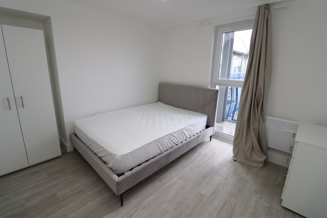 2 Beautiful Rooms by Elizabeth Line!  Main Photo