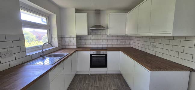 Lovely 2 bed flat - Close to West Station Main Photo