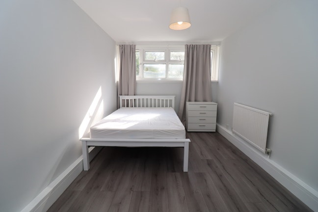 3 Beautiful Rooms Next to Central Line!  Main Photo