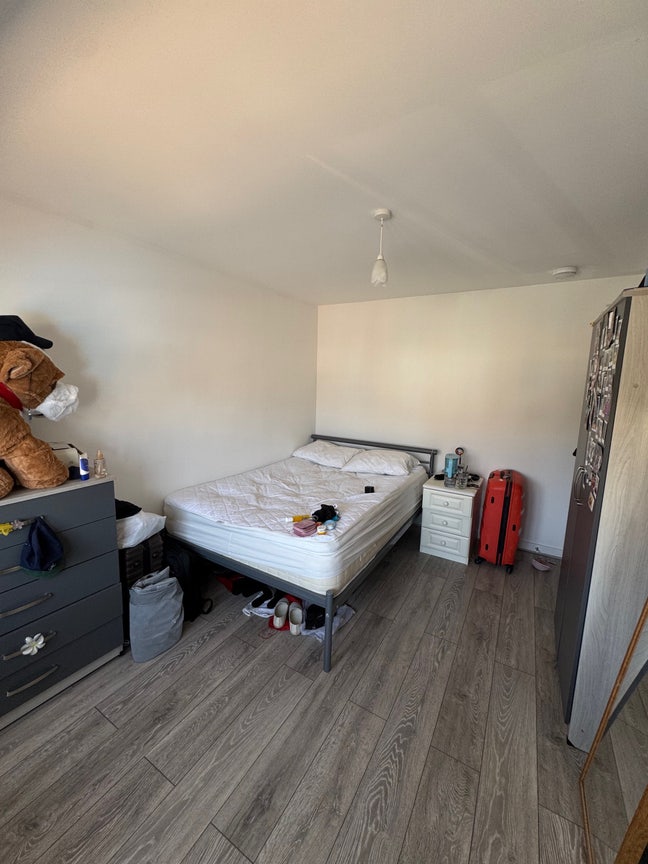 Spacious en suite in a newly refurbished house Main Photo