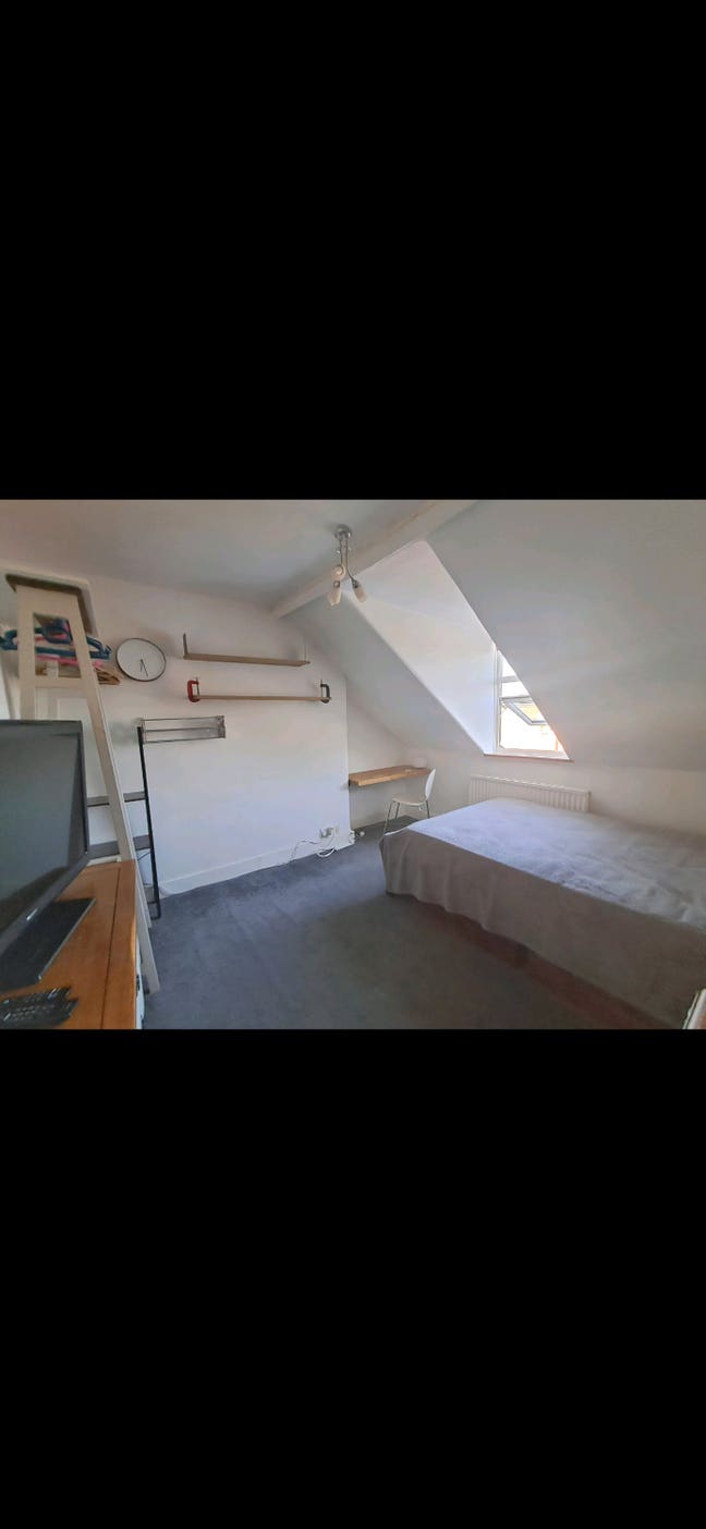 Beautiful Double Room Town Centre Parking w/Permit Main Photo