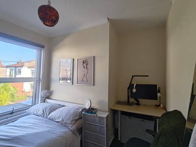 Room available in a lovely 3 bedroom house on Redf Main Photo