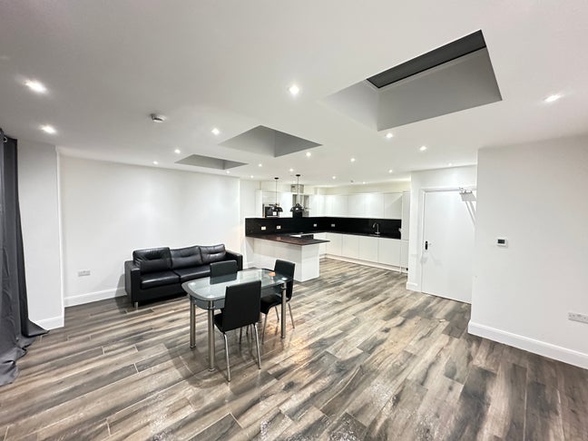 Luxury  Ensuite Room Bills inc Croydon Main Photo