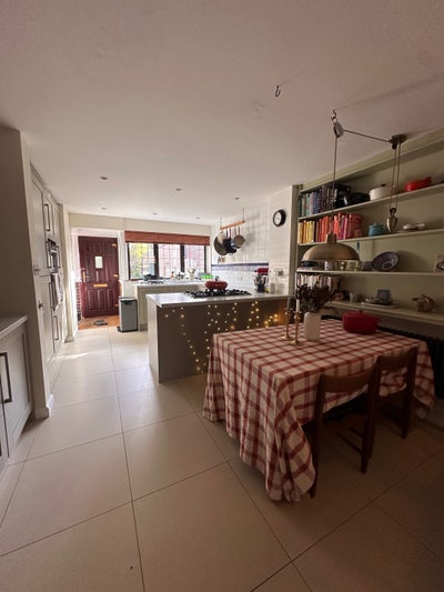Lovely double room in friendly Streatham hill home Main Photo