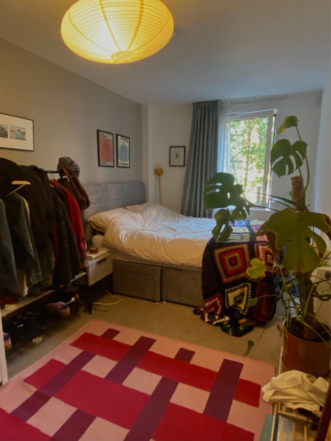 Double bed en suit room in female 2 bed flat. Main Photo
