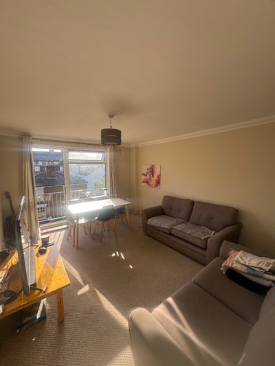 Spacious double room available in a 2 bedroom Flat Main Photo