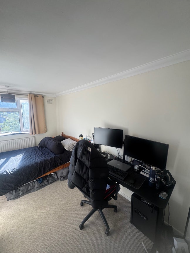 Spacious double room available in a 2 bedroom Flat Main Photo
