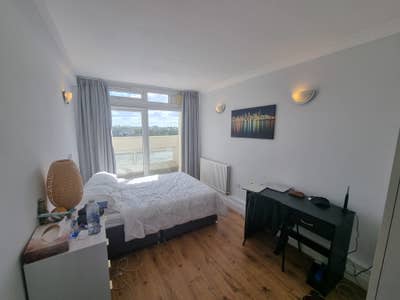 Looking for 1 female flatmate in Stockwell Main Photo