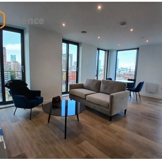 Spacious Double Room in Modern 2-Bed Home Main Photo