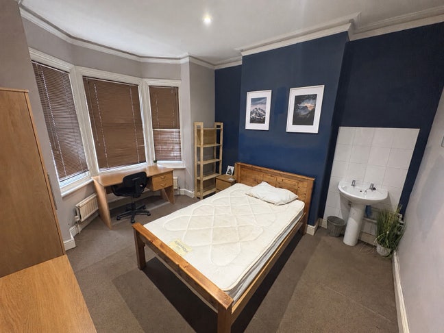 Double Rooms (Bills Inc) RG1 - London Road  Main Photo