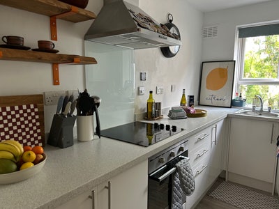 Entire 2 bed with balcony and free parking  Main Photo