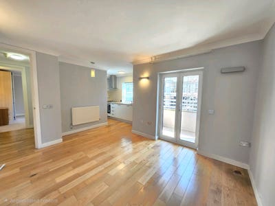 Sutton, Bight one bedroom.with balcony clos to sta Main Photo