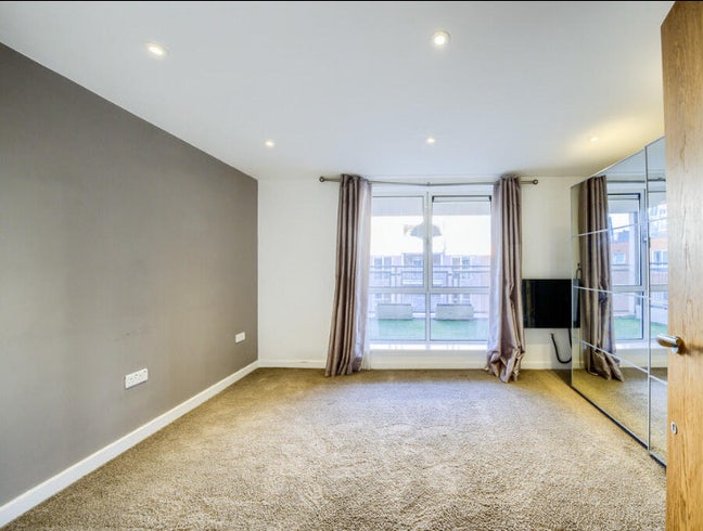 Ensuite Double Bed - Jewellery Quarter, Birmingham Main Photo