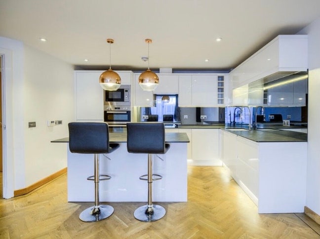 Ensuite Double Bed - Jewellery Quarter, Birmingham Main Photo