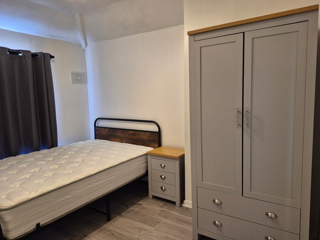 1 x double and 1 x large single bedroom  Main Photo