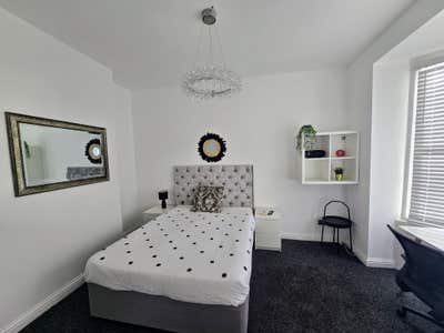 Walking distance to University- ALL BILLS Included Main Photo