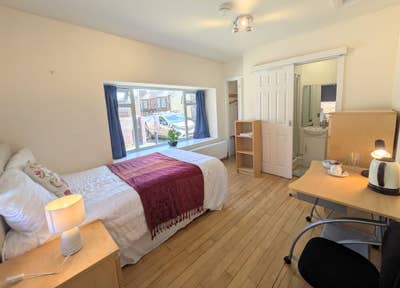 Beautiful es room in quiet cottage nr town centre Main Photo