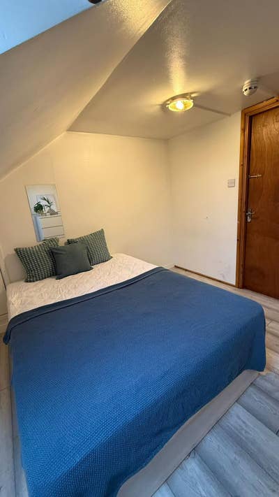 * Large Double Bedroom in NW10 Main Photo