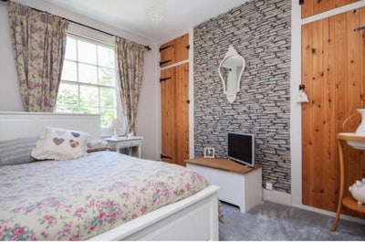 Bright Double Room in House-Female student Main Photo