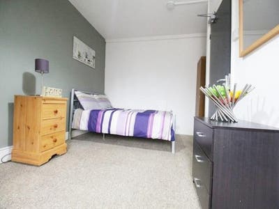 🏡Excellent Double Room ! Permit Parking Available Main Photo