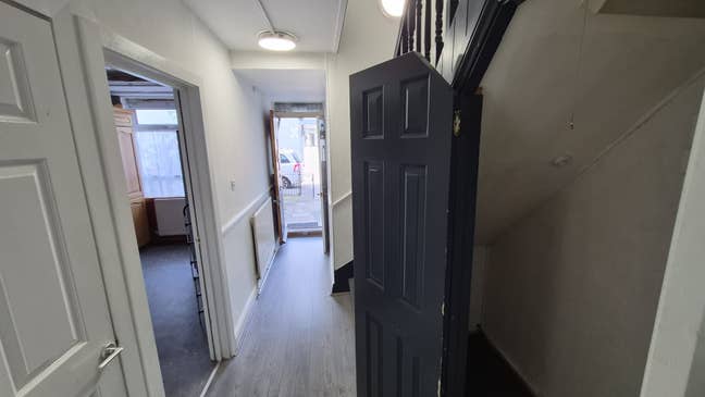 ***Spaciouse 3 Rooms Available Now in E14 6 *** Main Photo