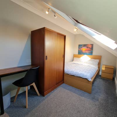 Spacious Top-Floor Double Room in a 6-Bedroom HMO Main Photo