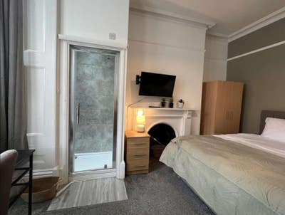Large  Double Room with Private Shower  Main Photo
