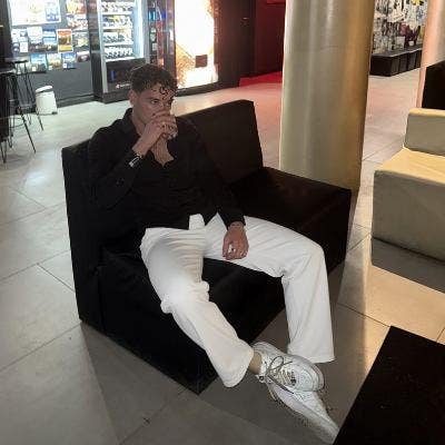 Looking for a flat/flatmate Main Photo