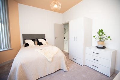 1 Double En Suite Room in a 8 Bed House in L13! Main Photo
