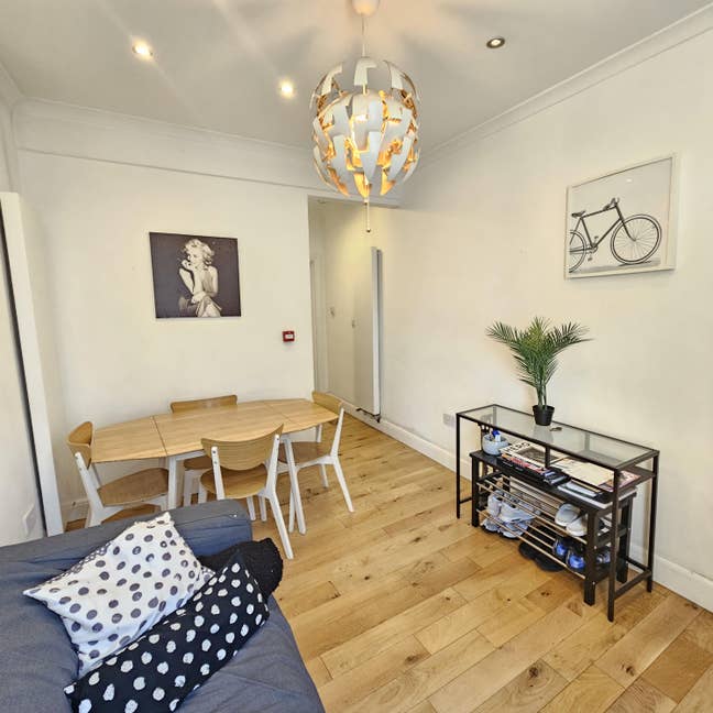 ⚡️Top-Floor Modern Double Room Camden⚡️ Main Photo