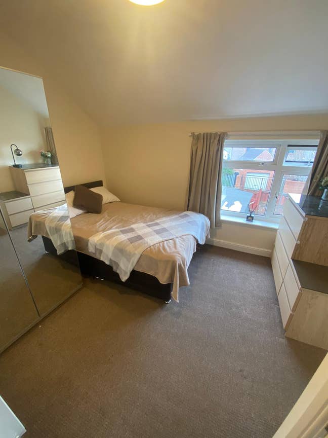 Double Ensuite Room Available – Close to Amazon Main Photo