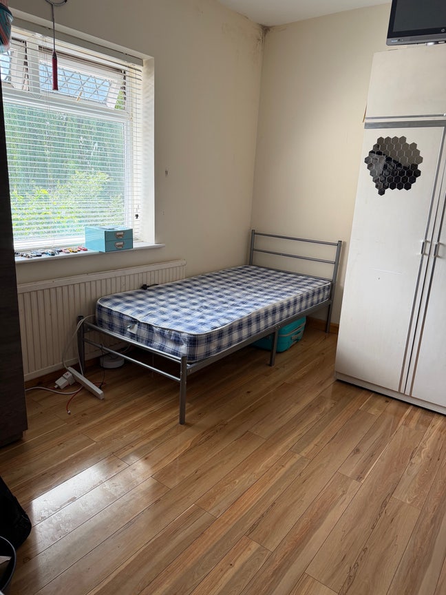 Sharing room available  Main Photo