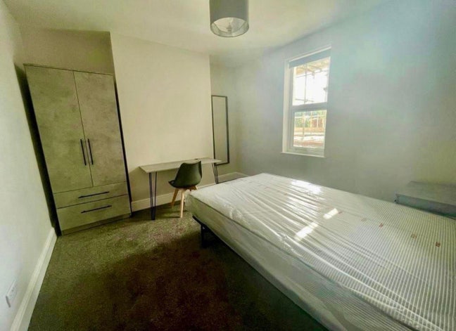 Big double room discounted whiteladies rd Main Photo