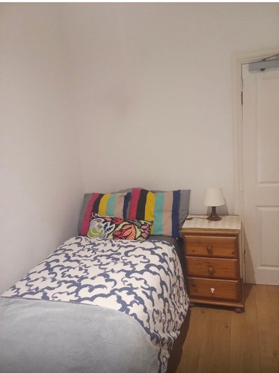 One Single room to rent in 6 Bedroom Coulsdon  Main Photo