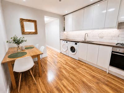 **Beautiful Double in 🏠 Next to Stratford Tube**  Main Photo
